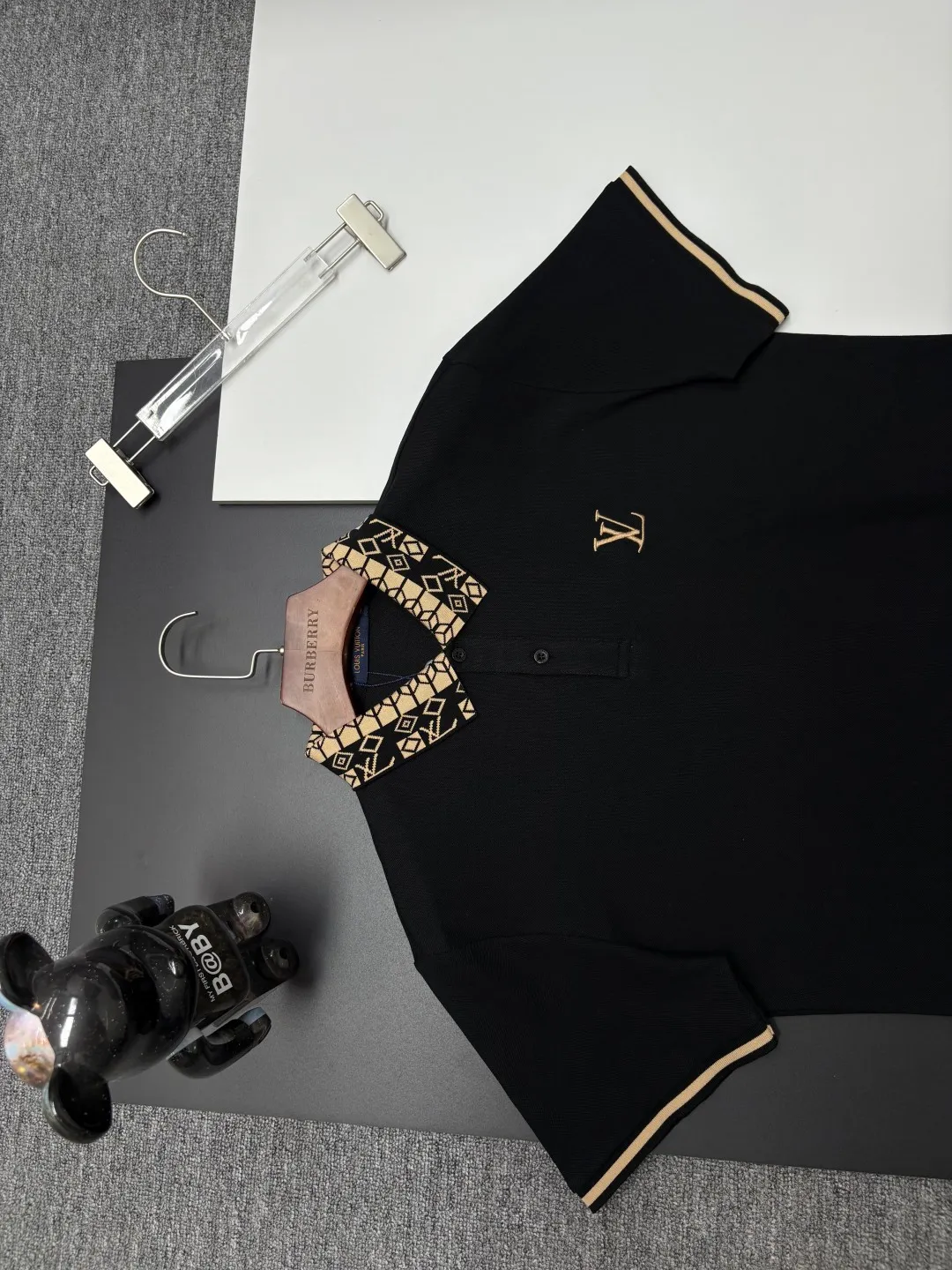 🅿️210 LV Louis Vuitton's new embroidered Polo shirt. Original fabric. Official same style. Made of 210 grams of pure cotton pique fabric, customized in the same vat dyeing fabric. It feels very comfortable and smooth. The version is quite wide and stylish. Produced by a first-line brand factory. Imported Behringer embroidery machine. The embroidery is full and textured. The collar rib is woven with imported yarn. It will not deform after long-term wear. The latest style for spring and summer. Fashionable and individual. Super versatile and good-looking. It is very suitable for both men and women. A must-have item. Color: black, white, apricot, royal blue. Size: M-XXXL